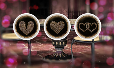 Drei Kaffeetassen mit Schaumherzen darauf, die als Wahrsagewerkzeug für die Liebe dienen.