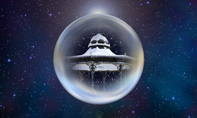 Eine Kristallkugel mit einer schneebedeckten Landschaft in ihrem Inneren symbolisiert die Online-Wahrsagerkugel für die Visionen der Zukunft.