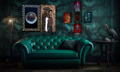 Ein grünes Sofa und geheimnisvolle Tarotkarten, die für die Schattenarbeit und die Entdeckung verborgener Aspekte des Selbst stehen.