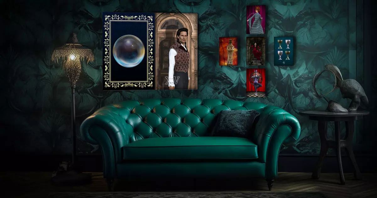 Ein grünes Sofa und geheimnisvolle Tarotkarten, die für die Schattenarbeit und die Entdeckung verborgener Aspekte des Selbst stehen.